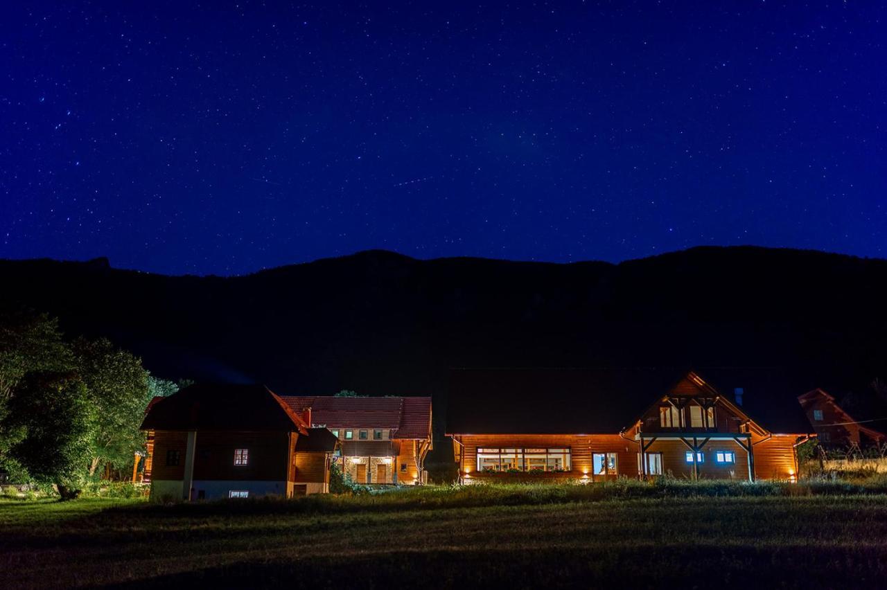 Pension Mrzlin Grad Korenica Exterior foto
